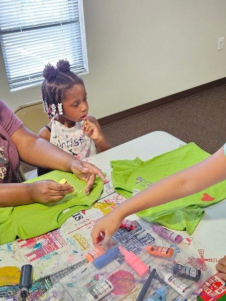 Children decorating shirts during a KidsView activity